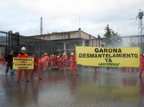 ACTIVISTAS DE GREENPEACE RECLAMAN EL DESMANTELAMIENTO INMEDIATO DE LA CENTRAL NUCLEAR DE SANTA MARÍA DE GAROÑA (GREENPEACE) EN EL EXTERIOR DE LA PLAN