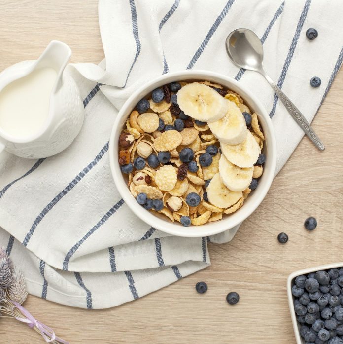 morning-breakfast-on-a-wooden-table-flat-lay-royalty-free-image-1622022728 cereales más saludables según la OCU