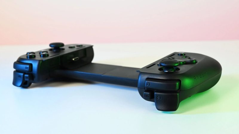 Viene con joysticks integrados