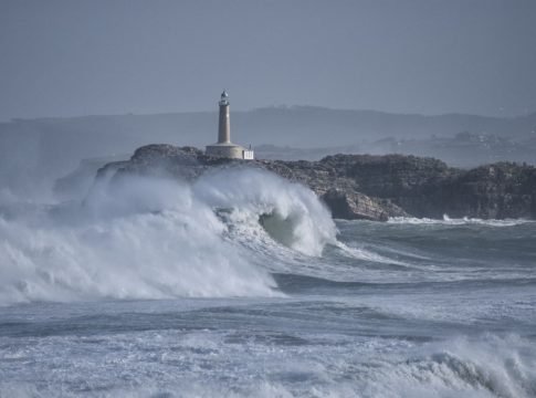 olas baten contra las rocas