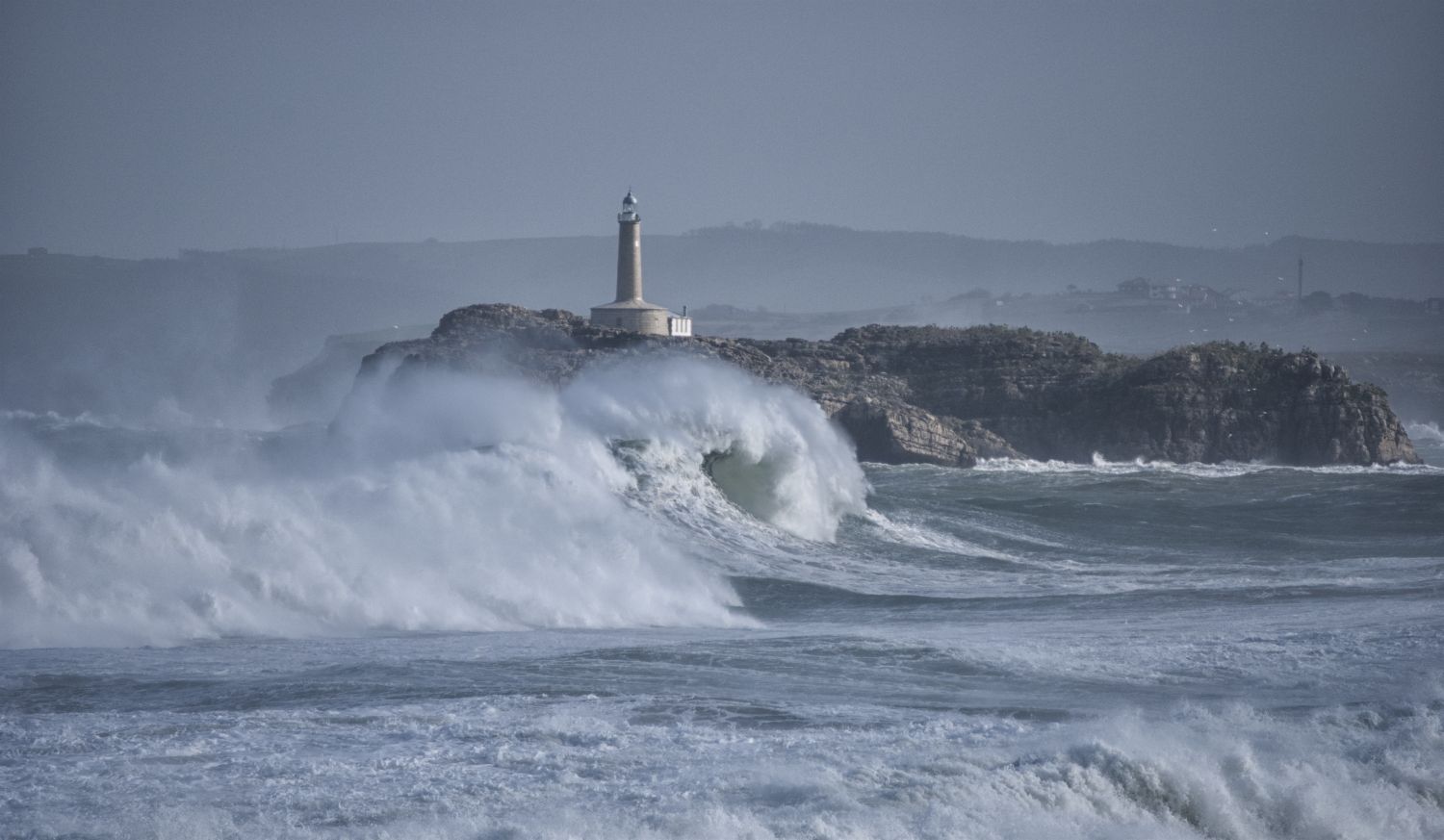 olas baten contra las rocas