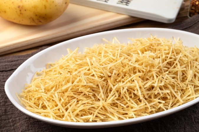 Sólo se necesita tiempo para preparar unas deliciosas patatas paja en casa