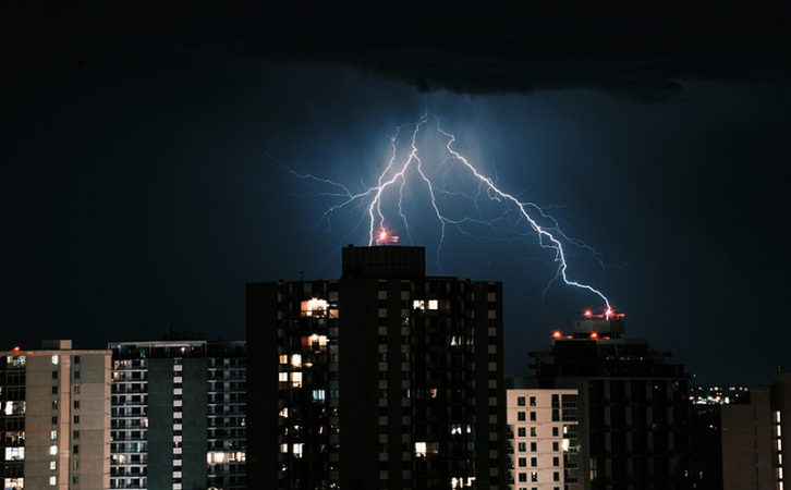 ¿Qué me cubre el seguro en caso de lluvias torrenciales? 32 Merca2.es relampagos Merca2.es