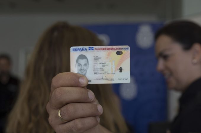 Hay que poner la denuncia correspondiente, antes de renovar el DNI