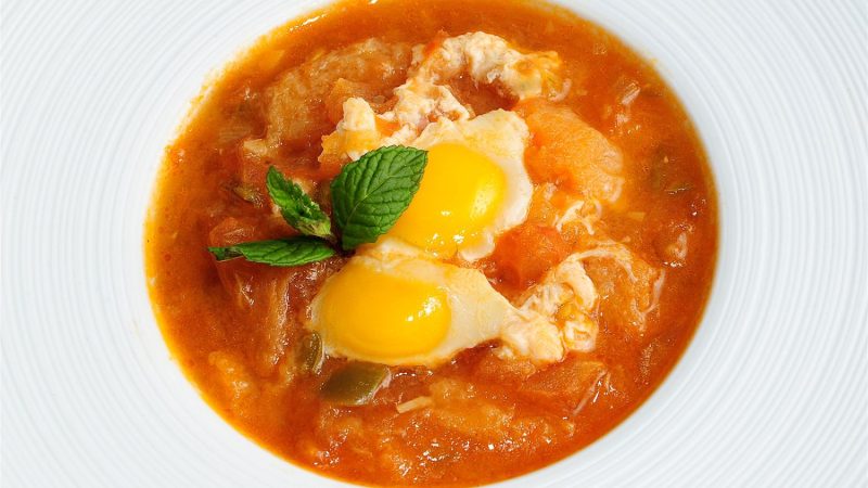 Para la preparación de la sopa de tomate tradicional
