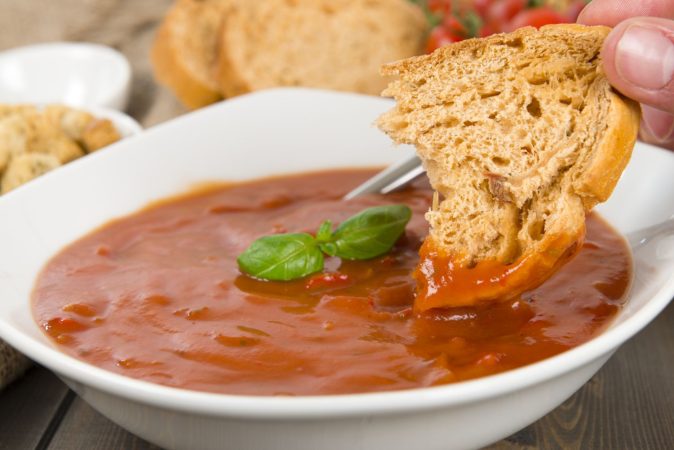 Para la preparación de la sopa de tomate cremosa