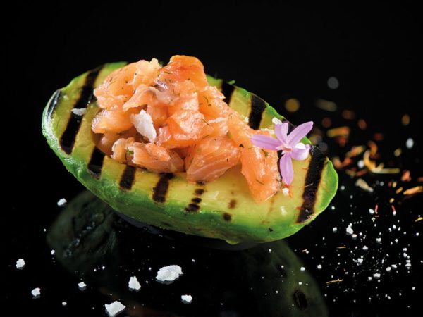 Veamos como se hace un delicioso tartar de salmón ahumado