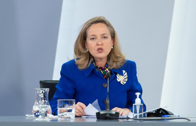 Calviño no ve peligrar el crecimiento del 2,4% previsto para este año pese a moderarse el PIB en verano