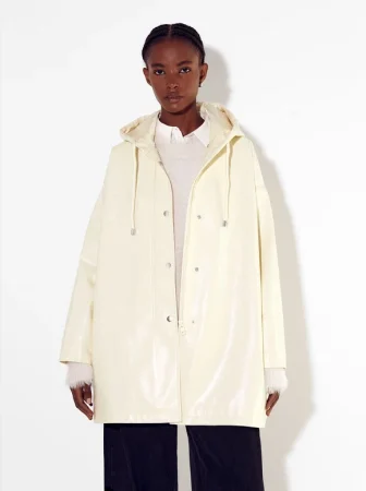 Parfois tiene tres modelos de chubasquero para la lluvia que bien podrían ser de Desigual 2 Merca2.es chubasquero parfois