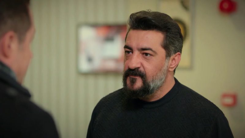 Akif protege a Tolga