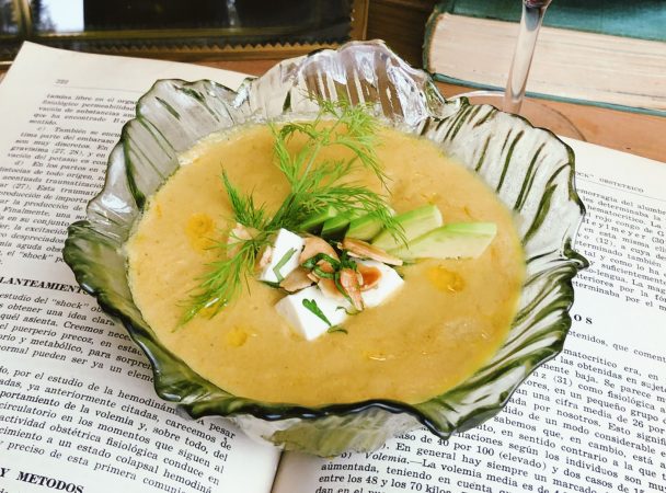 Crema de Maiz y jengibre con queso feta almendras y aguacate Makkila Merca2.es