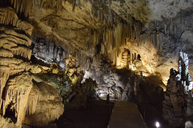 ¿CÓMO PUEDES VISITAR LA CUEVA DE NERJA?