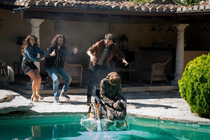 Doña Consuelo cae a la piscina