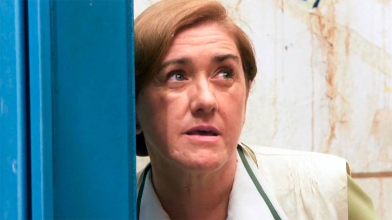 Esperanza espía a Trini y Miguel