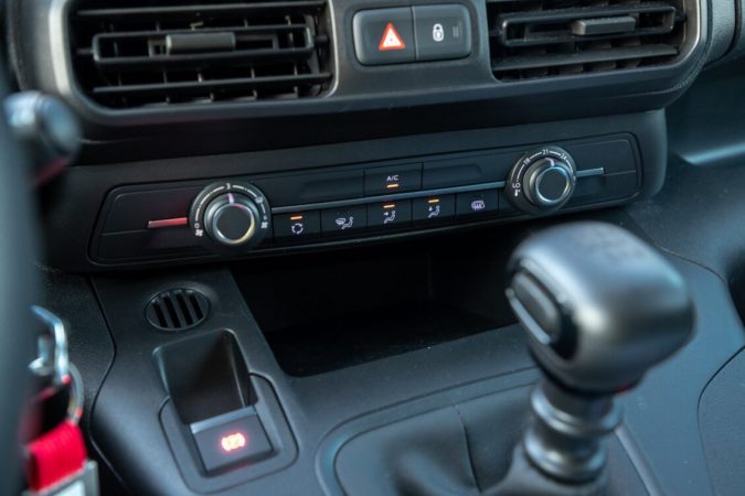 Esta es la manera más rápida de calentar tu coche por dentro cuando aprieta el frío 33 Merca2.es El frío que se experimenta en el interior del coche