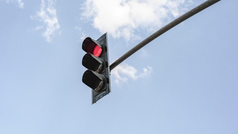 Esta es la sancion que te pondra la DGT si te pilla saltandote un semaforo 2 Merca2.es