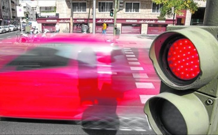 Esta es la sancion que te pondra la DGT si te pilla saltandote un semaforo 3 Merca2.es