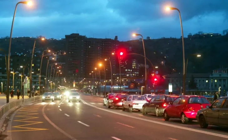 Esta es la sancion que te pondra la DGT si te pilla saltandote un semaforo 5 Merca2.es