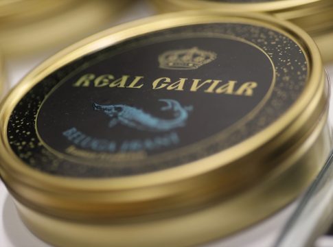 Una caja de caviar en un stand durante el día de apertura de Madrid Fusión 2021 en Feria de Madrid IFEMA, a 31 de mayo de 2021, en Madrid (España).