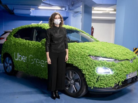 Ayuso posa con un Uber Green. Fuente: Agencias