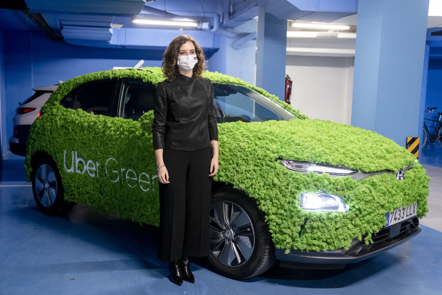 Ayuso posa con un Uber Green. Fuente: Agencias