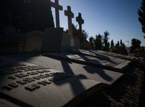 Vista de varias lápidas en el cementerio de Montjuïc con motivo del Día de Todos los Santos , a 1 de noviembre de 2022, en Barcelona, Cataluña (España). El cementerio de Montjuïc se creó a raíz de la gran expansión demográfica y de la subida económica que experimentó la ciudad de Barcelona en la primera mitad del siglo XIX.