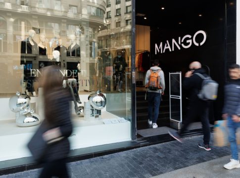 EuropaPress_4902256_varias_personas_caminan_frente_tienda_mango_enero_2023_madrid_espana_marcas