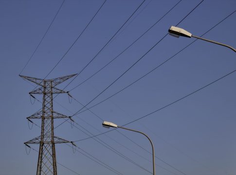 Vista de una torre de alta tensión, a 23 de agosto de 2023, en Madrid (España)