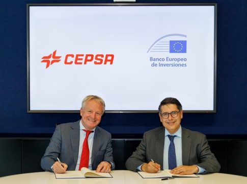 Maarten Wetselaar, CEO de Cepsa (izda) y el vicepresidente del BEI, Ricardo Mourinho Félix (dcha)