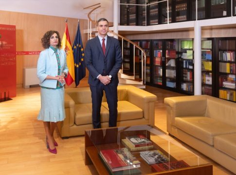 La ministra de Hacienda y Función Pública en funciones, María Jesús Montero y el presidente del Gobierno en funciones, Pedro Sánchez durante su ronda de contactos, a 11 de octubre de 2023, en Madrid (España)