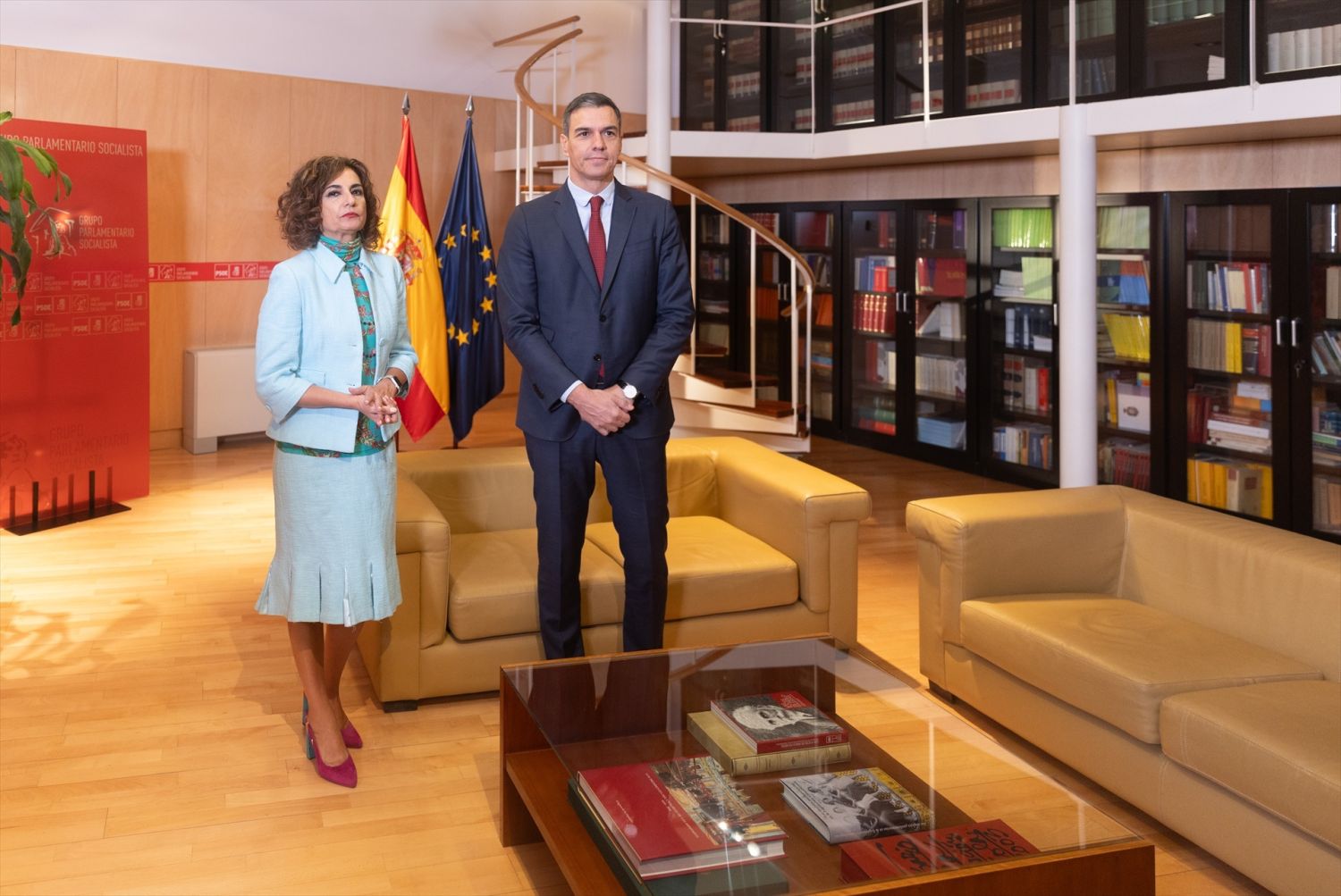 La ministra de Hacienda y Función Pública en funciones, María Jesús Montero y el presidente del Gobierno en funciones, Pedro Sánchez durante su ronda de contactos, a 11 de octubre de 2023, en Madrid (España)
