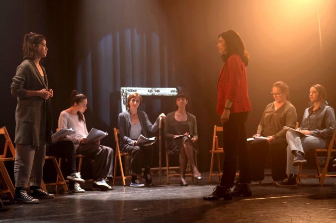 Inés dirigiendo la obra