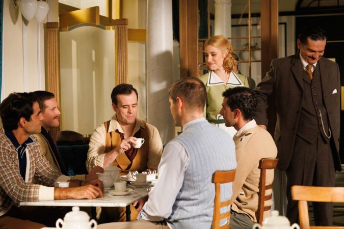 Laurita y los clientes de La Moderna