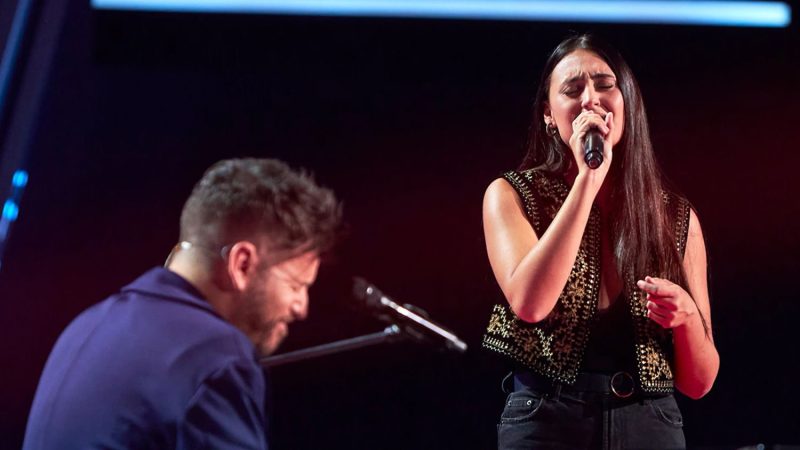 Pablo Lopez y una participante de La Voz Merca2.es