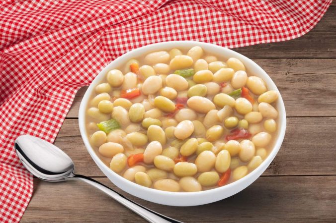 Cómo hacer pochas con langostinos y sepia