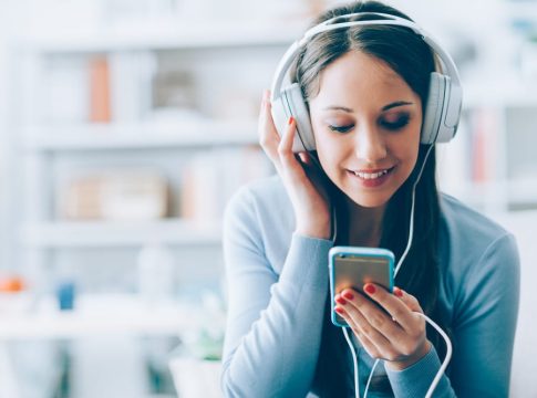 Si-usas-auriculares-protege-tu-audicion-con-estos-consejos-3