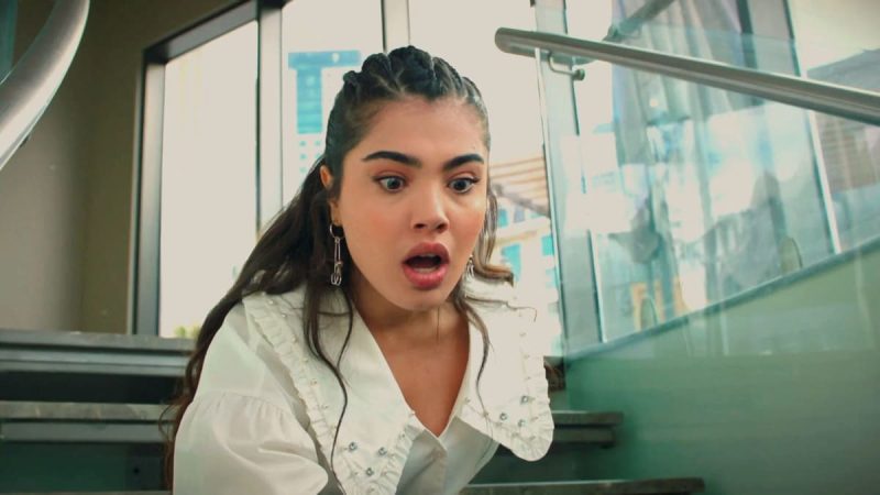 Susen tira a Leyla por las escaleras