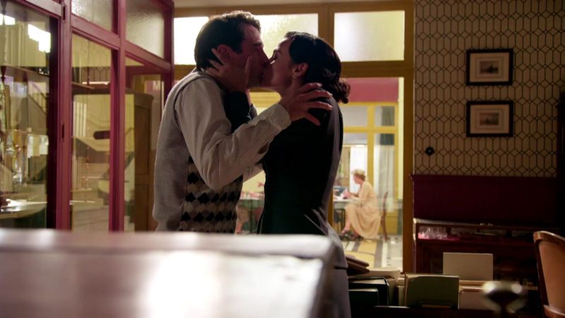 Teresa besa a Miguel