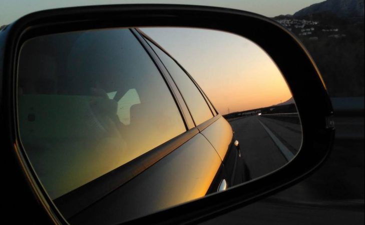 Así es, usa pasta de dientes en los retrovisores