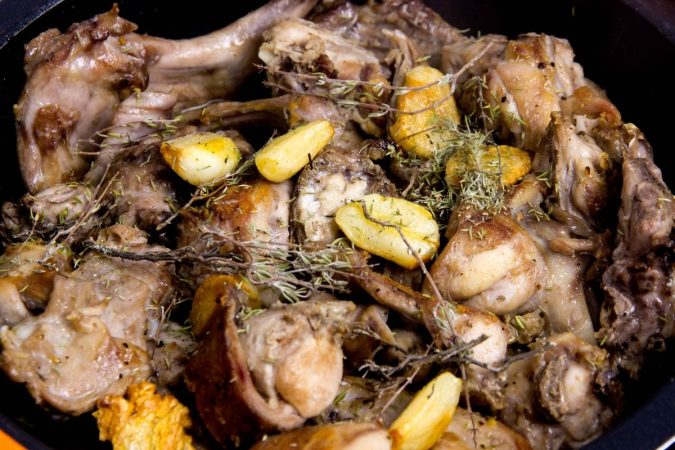 anadir al conejo al ajillo los ajos reservados tomillo y vino blanco Merca2
