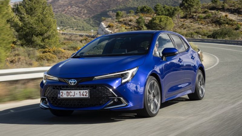Si estás pensando comprarte un coche, te presentamos los que menos combustible consumen 69 Merca2.es Toyota Corolla (Híbrido)
