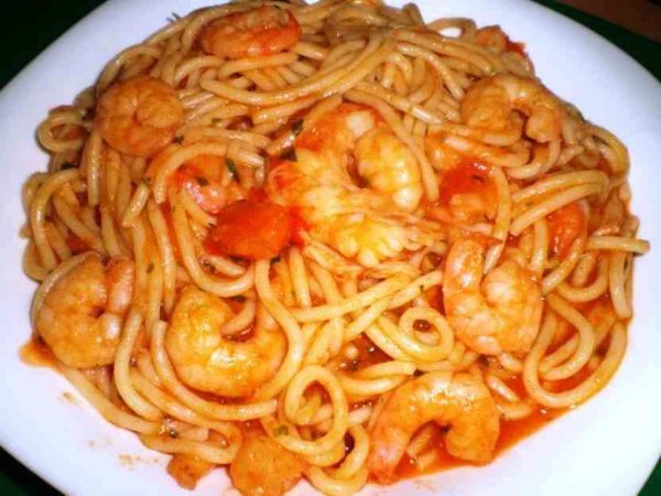 Puedes hacer unos ricos espaguetis al ajillo con guindillas