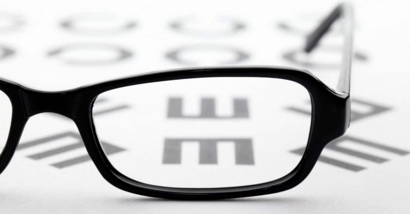 ¿Quieres aprender el truco definitivo para limpiar los cristales de tus gafas?