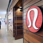 Lululemon busca un giro urgente: siete medidas para frenar la pérdida de clientes y recuperar rentabilidad 2 Merca2 Logo de Lululemon en uno de sus locales