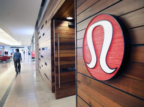 Lululemon busca un giro urgente: siete medidas para frenar la pérdida de clientes y recuperar rentabilidad Logo de Lululemon en uno de sus locales