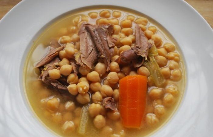 Lleva el alma de Andalucía a tu mesa con esta clásica receta de puchero andaluz 1 Merca2.es puchero andaluz 700x450 1 Merca2.es