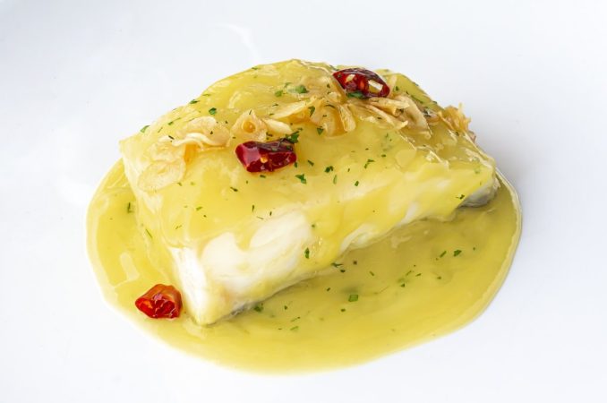 Así se hace uno de los platos más típicos de la gastronomía vasca, el bacalao al pil-pil 3 Merca2.es sugerencia de presentacion del bacalao al pil pil Merca2.es