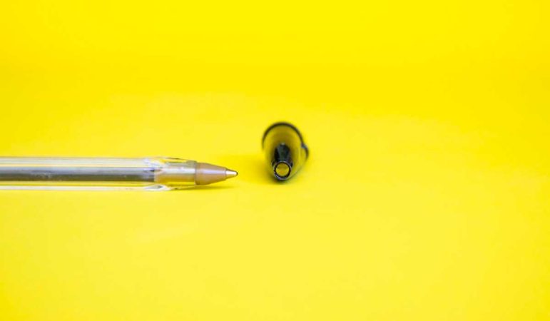 Te comentamos la historia de las tapas de los bolígrafos