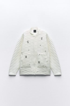 10 chaquetas ligeras y muy calentitas que están arrasando en Zara 1 Merca2.es zara 4770637 57bbd856 231019180700 1440x2160 Merca2.es