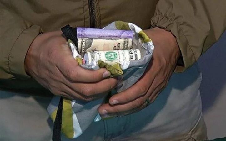 Encontrarse un maletín lleno de dinero y no notificarlo es un delito